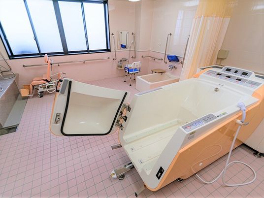介護用の設備が整った浴室
