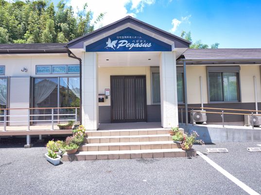明るい外観の施設エントランス