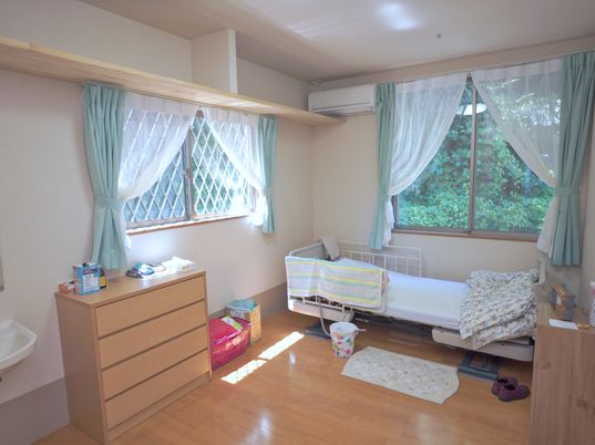 明るい居室のインテリア
