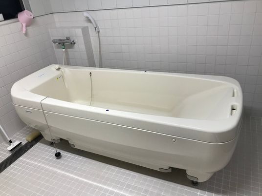 清潔な浴槽と設備