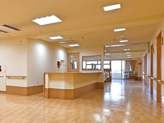 広々とした明るい廊下