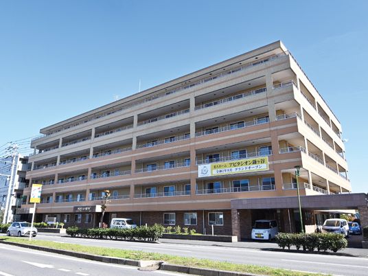 広々とした建物外観