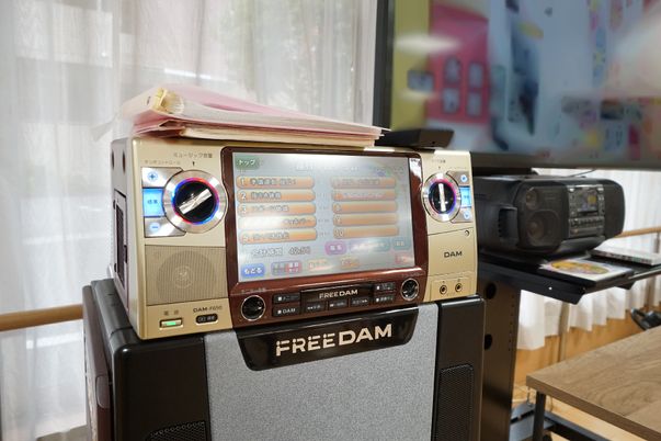 カラオケ機器とテレビ