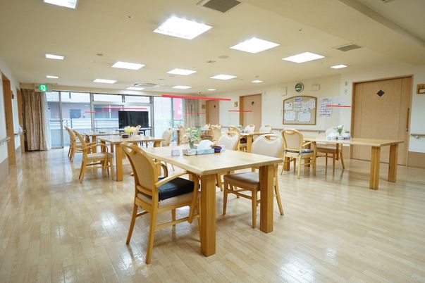 明るい広々とした食堂