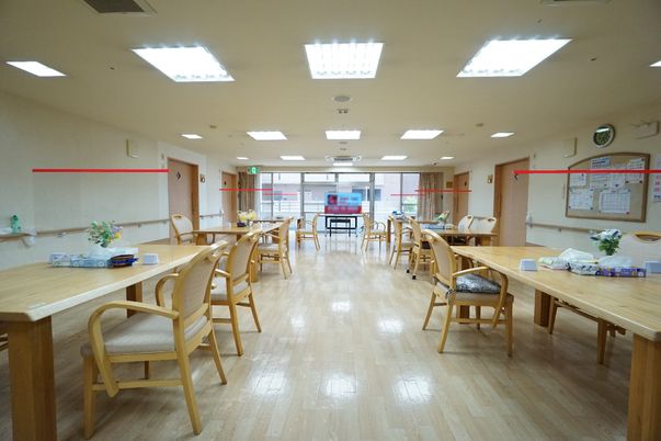 明るい食堂の様子