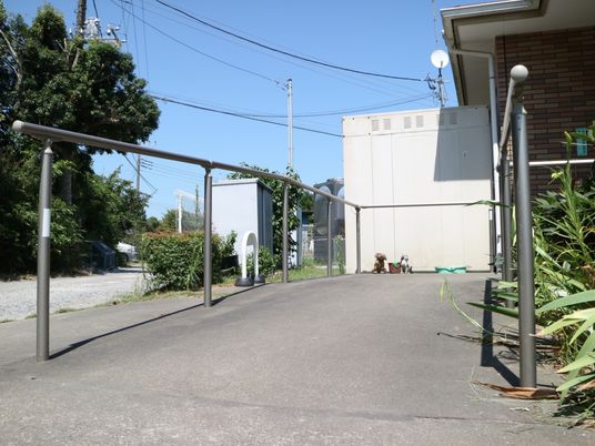 外観の施設入口