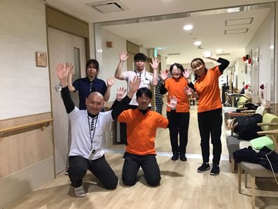 元気なスタッフと廊下