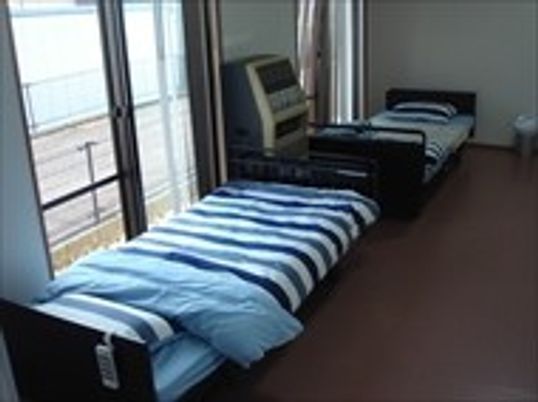 明るい二人部屋の居室