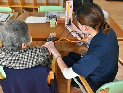 健康チェックを行う看護師と利用者