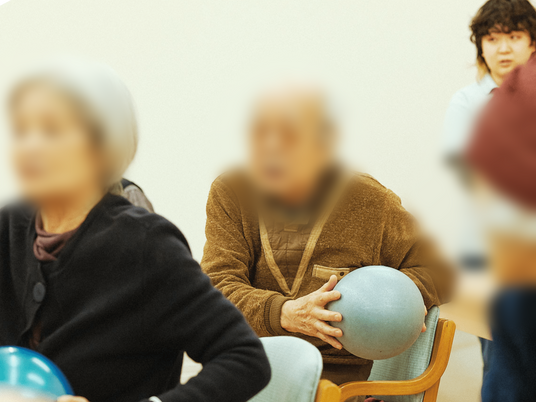 楽しく運動する人々