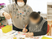 共に絵を描く様子の室内