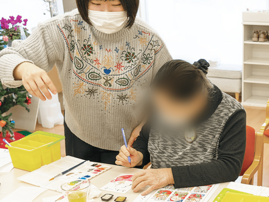 共に絵を描く様子の室内