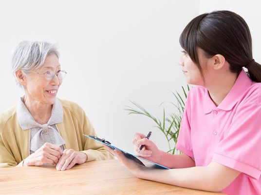 利用者と対話する職員
