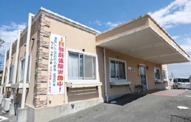明るい外観の建物