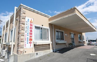 明るい外観の建物