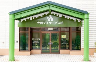 明緑色のエントランス