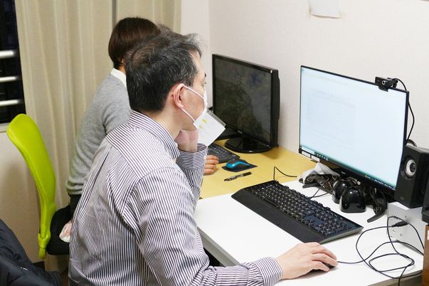 パソコンで作業中の風景  