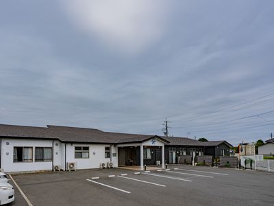 広々とした明るい外観