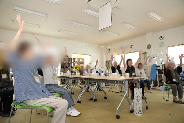 身体を動かす様子が伺える室内