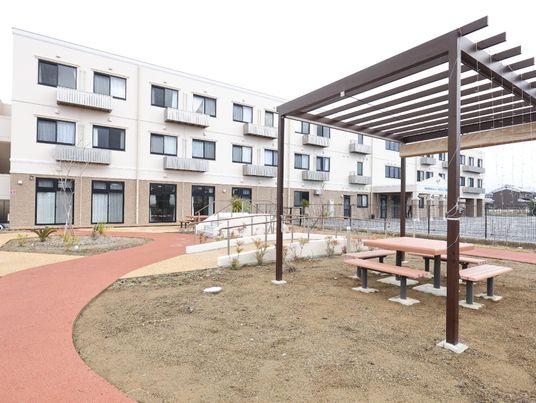 明るい庭と建物の外観