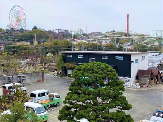 施設前の駐車場と景色