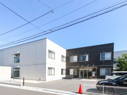 清潔感のあるモダンな建物前面