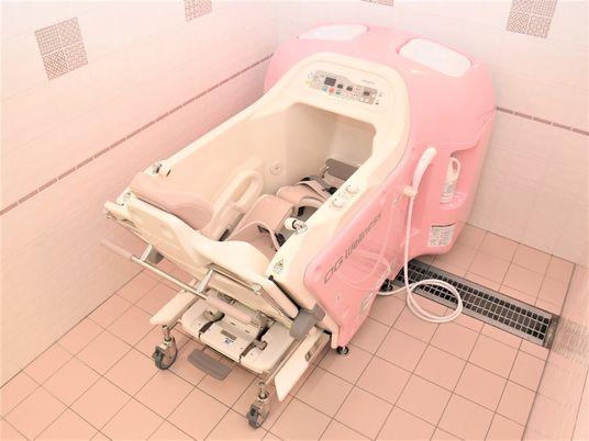ピンクの最新浴槽設備