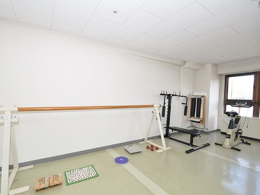 機能訓練用の器具が置かれた室内
