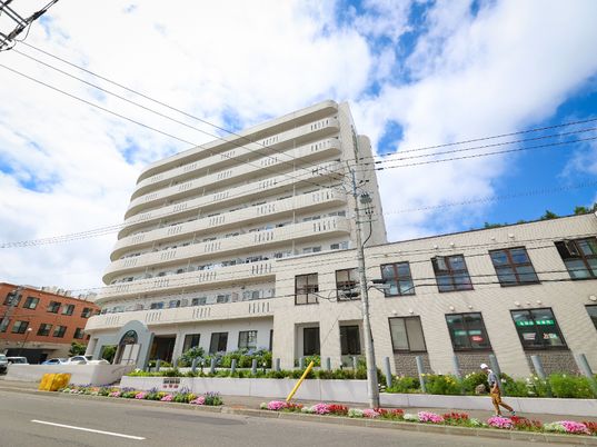 明るい外観の建物