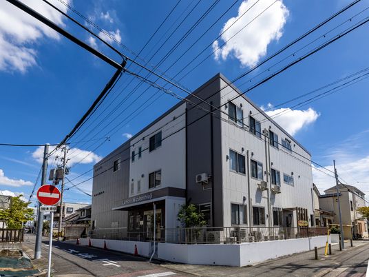 現代的な外観の建物