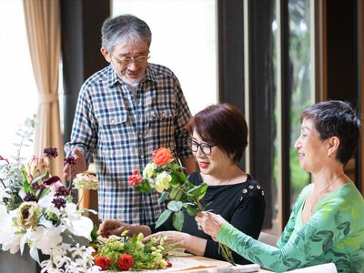 花を活ける3人の高齢者