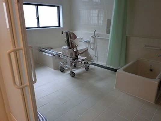 バリアフリーの浴室設備