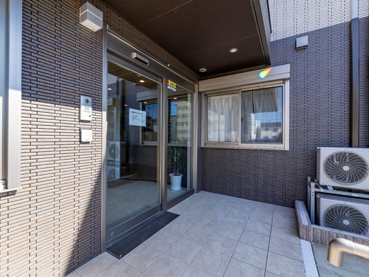 明るい施設のエントランス
