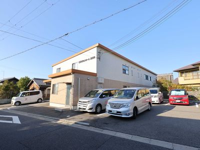外観の施設と駐車場
