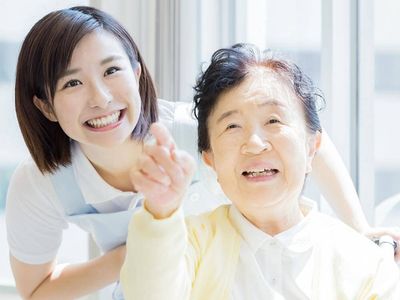 明るい対応の介護スタッフ