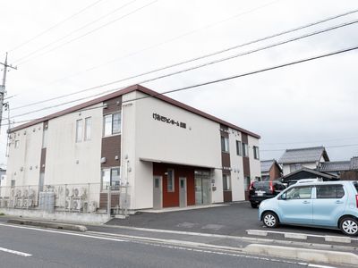 白壁の建物と駐車場