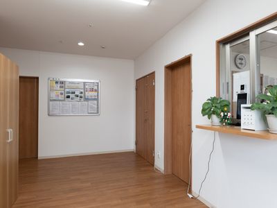 明るい廊下と掲示板