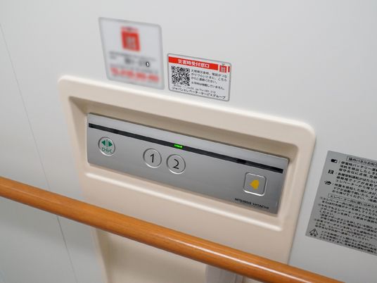 エレベーター操作盤と案内表示