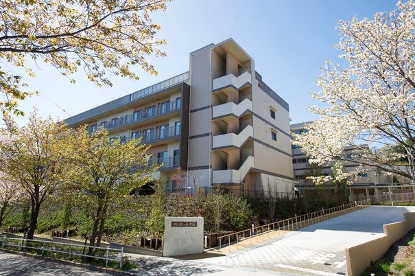 春の桜と共に建つ施設外観