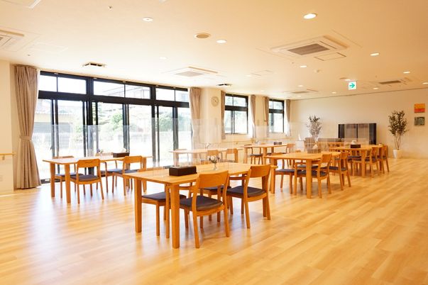 広々とした明るい食堂