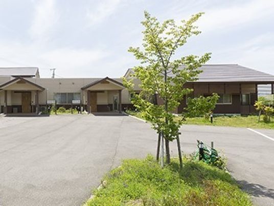 緑に囲まれた居室外観