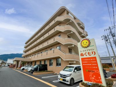 施設の明るい外観