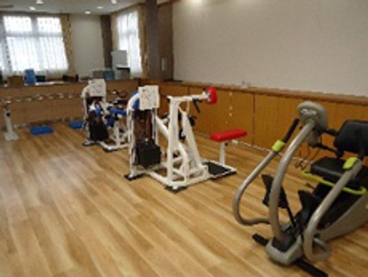 エクササイズ機器の室内