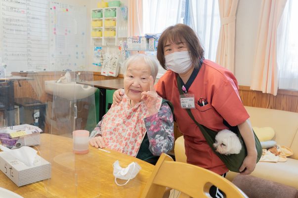 笑顔の利用者とスタッフ