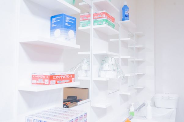 整理された物品の棚