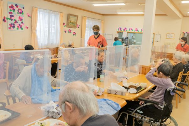 食事をする皆の様子