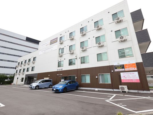 白壁の建物外観