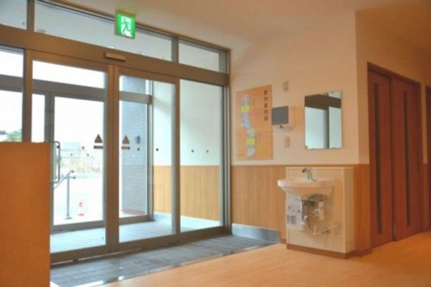 手洗い場のある廊下