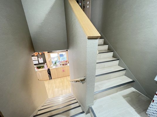 清潔で明るい階段空間