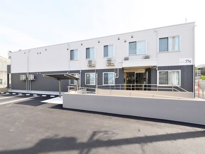 明るい外観の建物